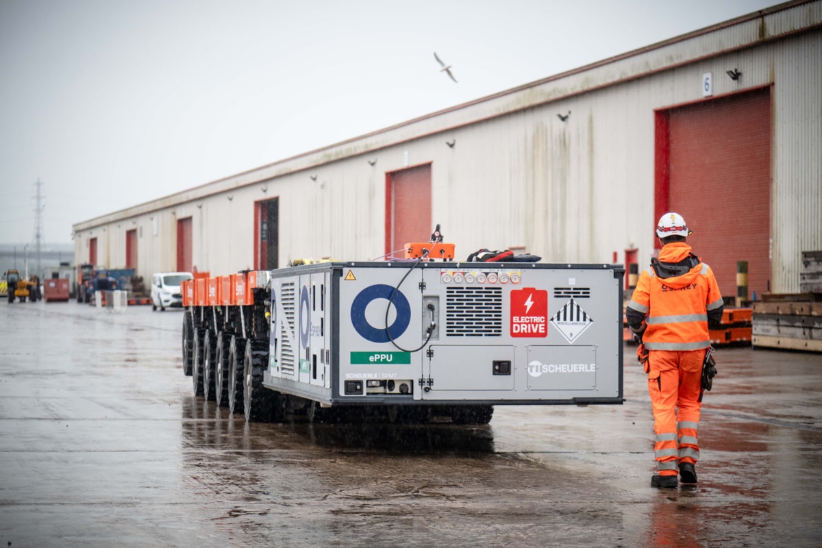 For the operation, Osprey deployed the electric PowerPack Unit in a complex port environment, transporting a critical component entirely under electric power.