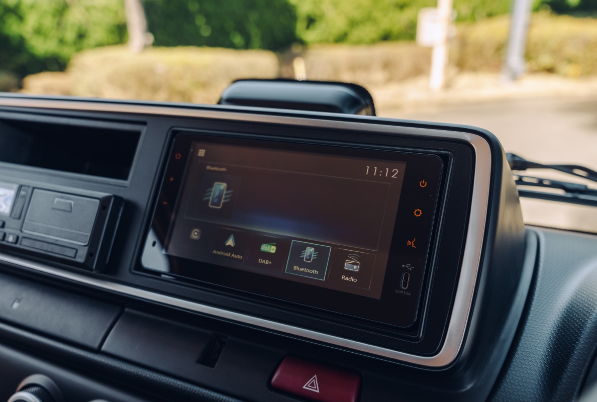 FUSO Canter Interieur with new 6,96 Inch Touchscreen Radio