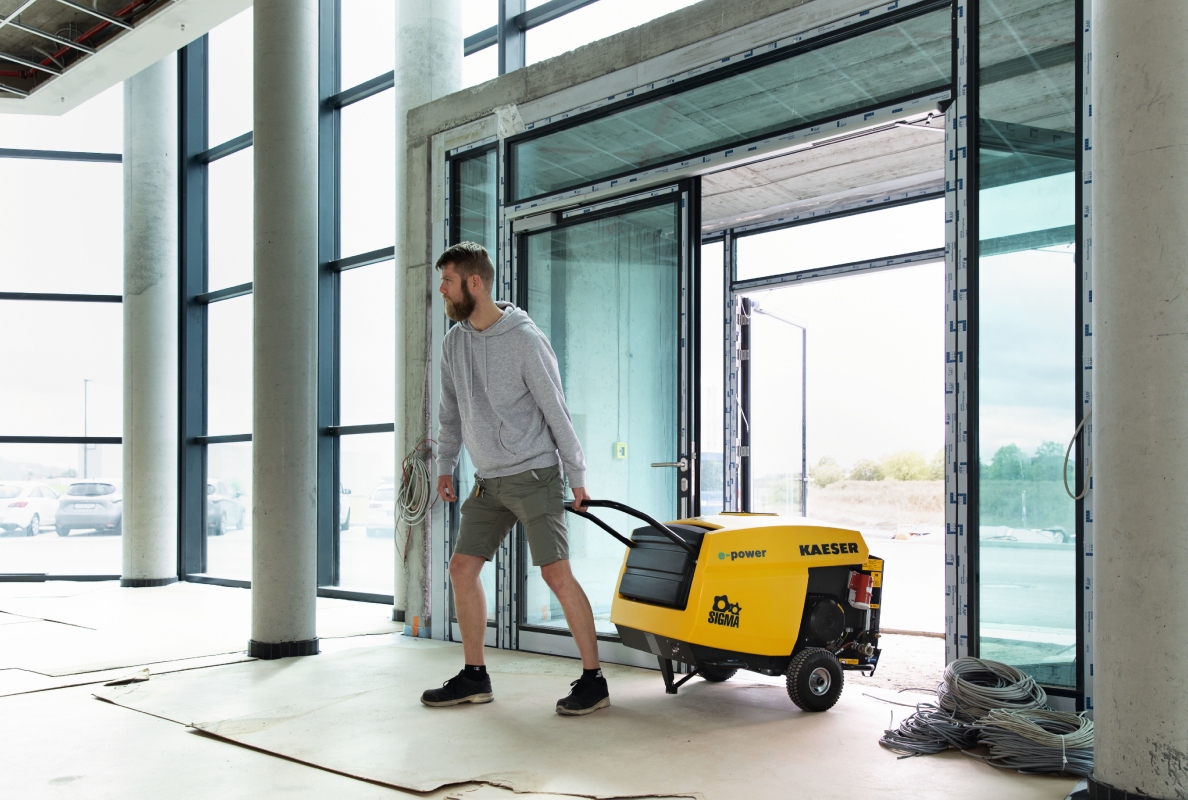 The powerful and quiet M13 portable compressor features an electric motor for maximum versatility. An alternative version with a petrol engine is also available.