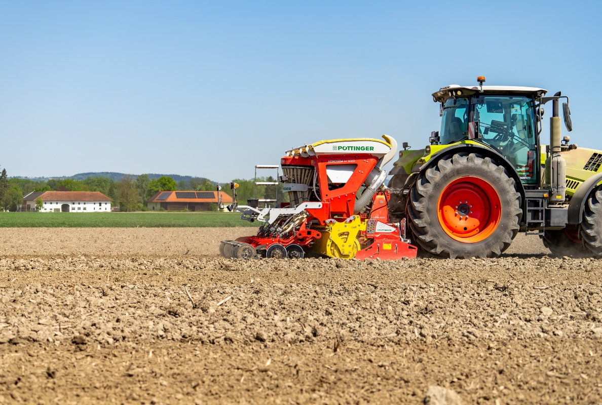 The AEROSEM M sowing soya beans in combination with a LION power harrow