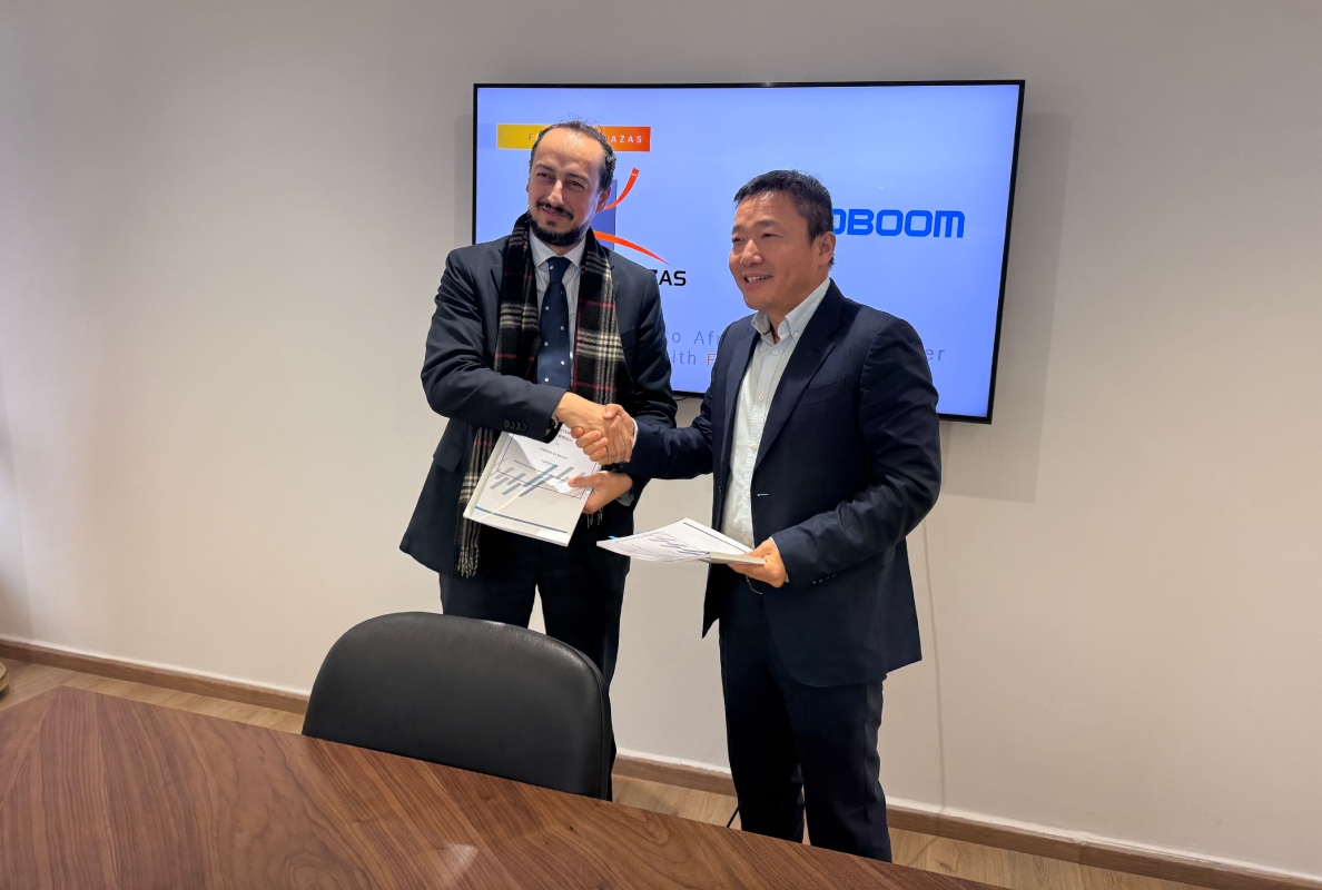 Mr. Kaanane Achraf, Managing Director Forges De Bazas (L) and Dawei He, Executive Assistant to Sinoboom CEO (R)