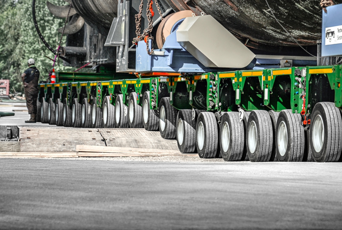 The axle compensation of the SCHEUERLE InterCombi vehicles assists with ballasting on the pontoon.