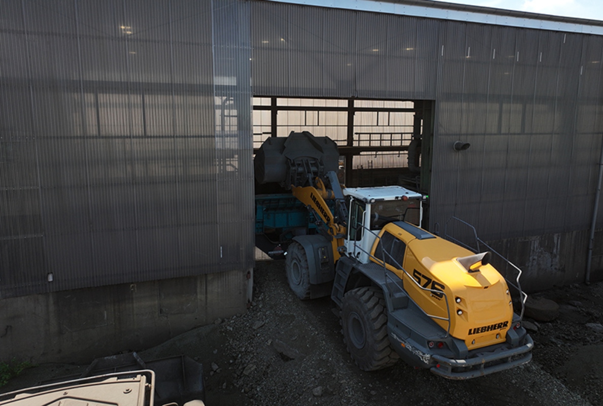 An XPower L 576 loads material for screening plants and crushers.