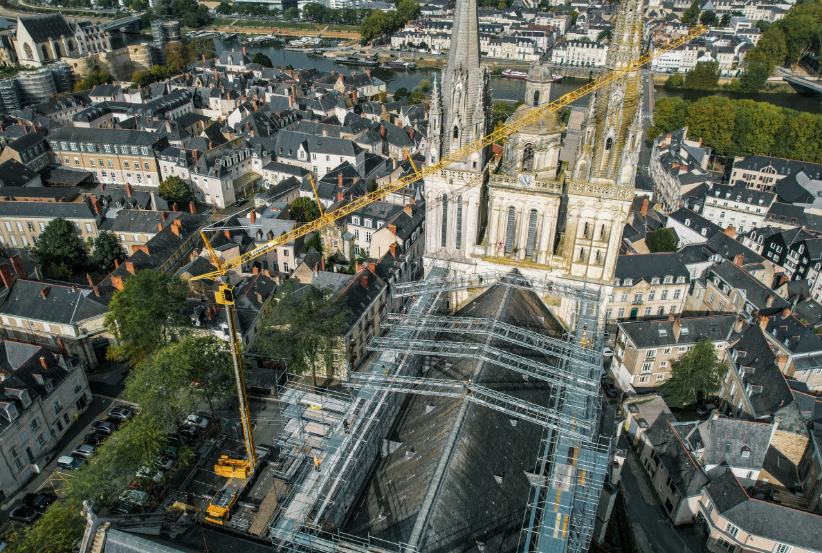 A total of ten elements form the protective screen for the roof of the cathedral.