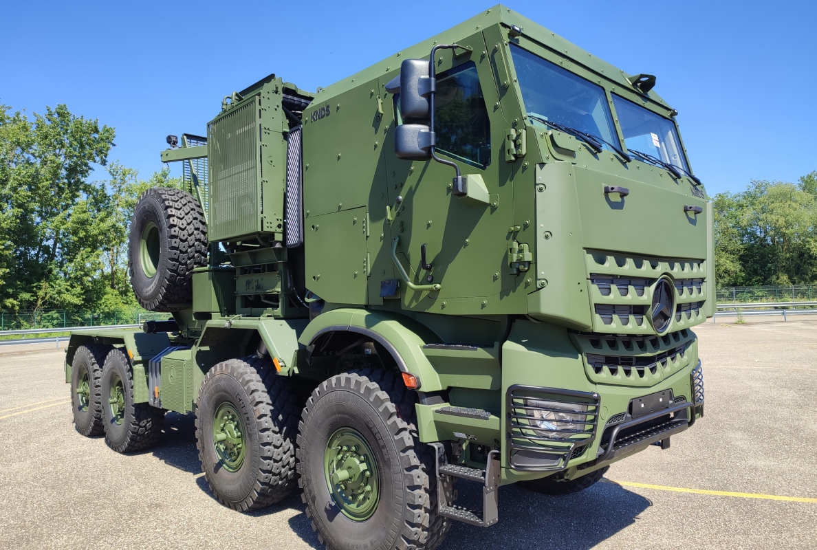 Arocs 4463AK 8x8/4 with protected KNDS cab for military heavy transport missions