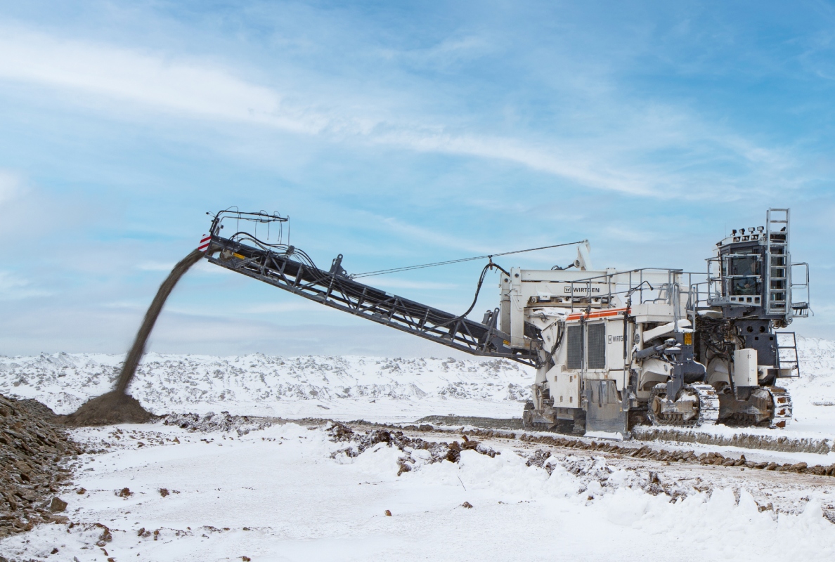 The Wirtgen 280 SM(i) is a high performance Surface Miner for selective extraction of primary resources by direct loading, sidecasting or cut-to-ground.