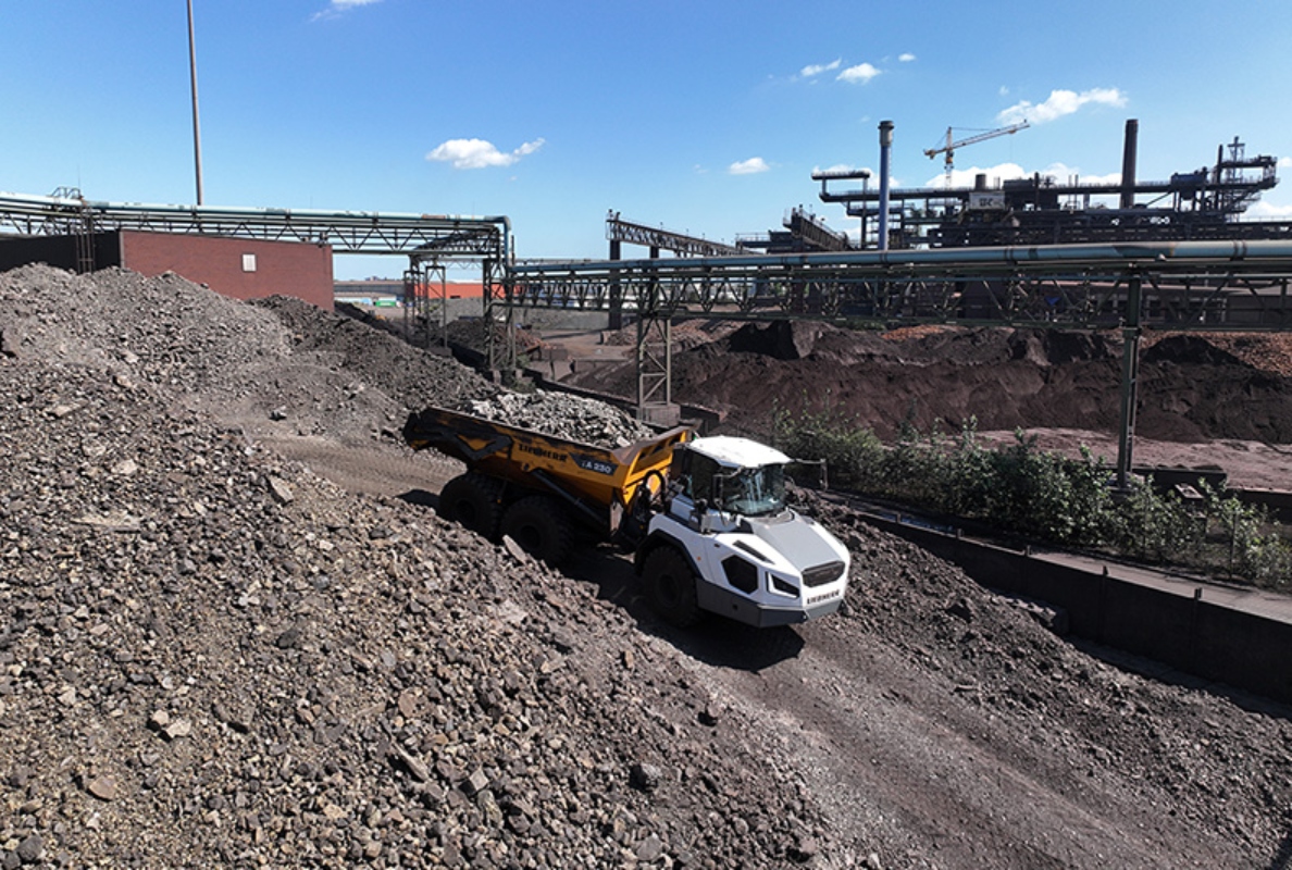 A TA 230 dump truck transports cooled slag from DK and piles it up.