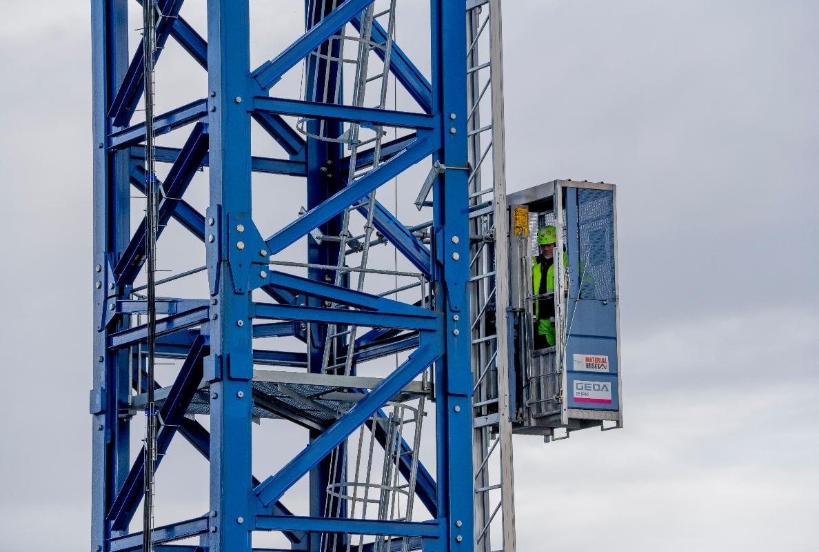 Comansa 21LC1050 tower crane in the Aibel yard (Norway). Lift.