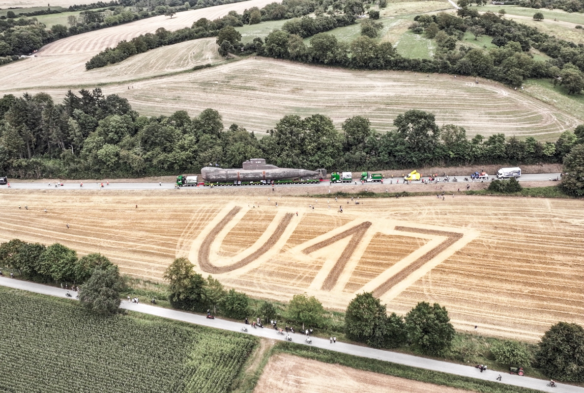 A unique spectacle: The transport of the U17 submarine captivated the public and was warmly welcomed at every stage.