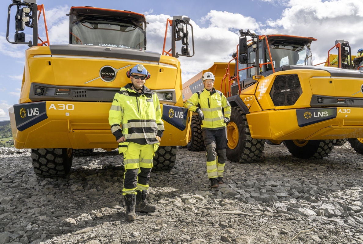 Steffen Solstrand Ludvigsen, Project Site Manager at LNS and Lars Oust, Project Manager at Hafslund Kraft with the new A30 Electric