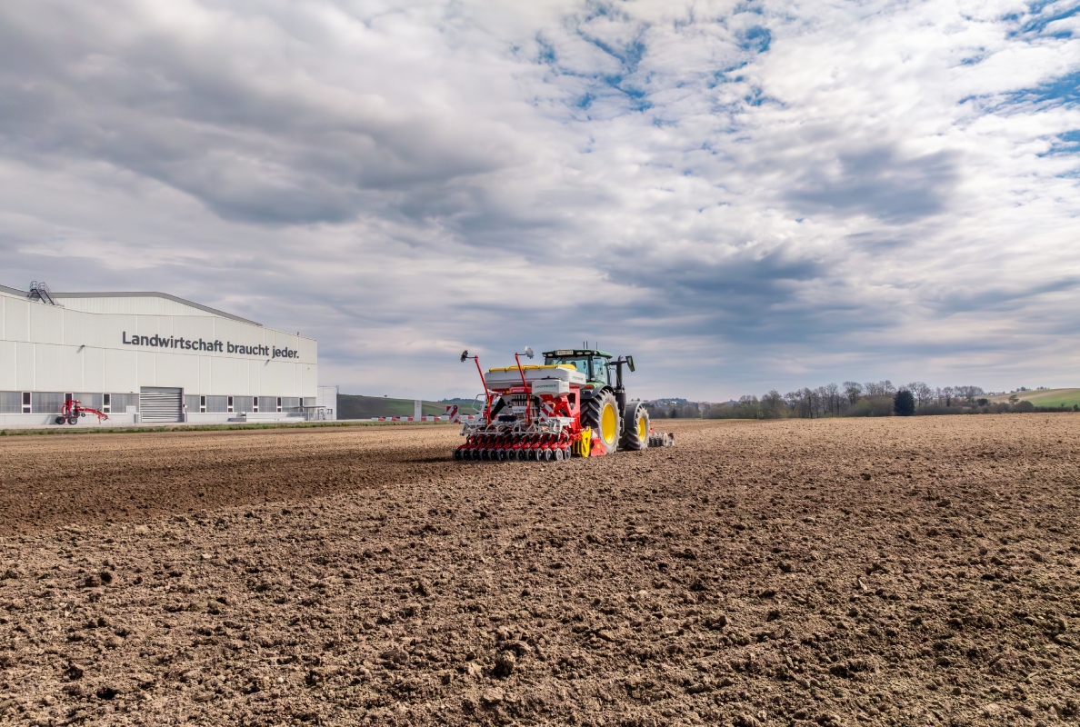 Deposit up to three components at the same time with a two-partition seed hopper and the optional TEGOSEM seed spreader