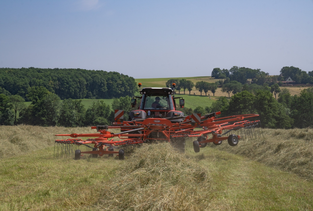 Mounted twin-rotor rake with central delivery GA 7631 P