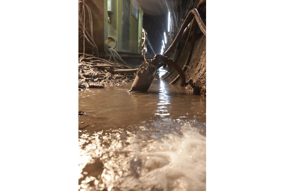 Demonstrates the tunnel builders' confidence: if the water level were to rise to the generator, everything would be lost – but the pumps run reliably around the clock and maintain the water level.
