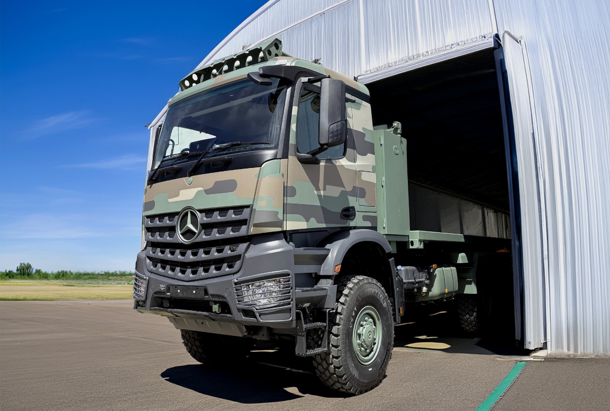Arocs 2736A 6x6 with HIAB hooklift system for flexible military logistics missions