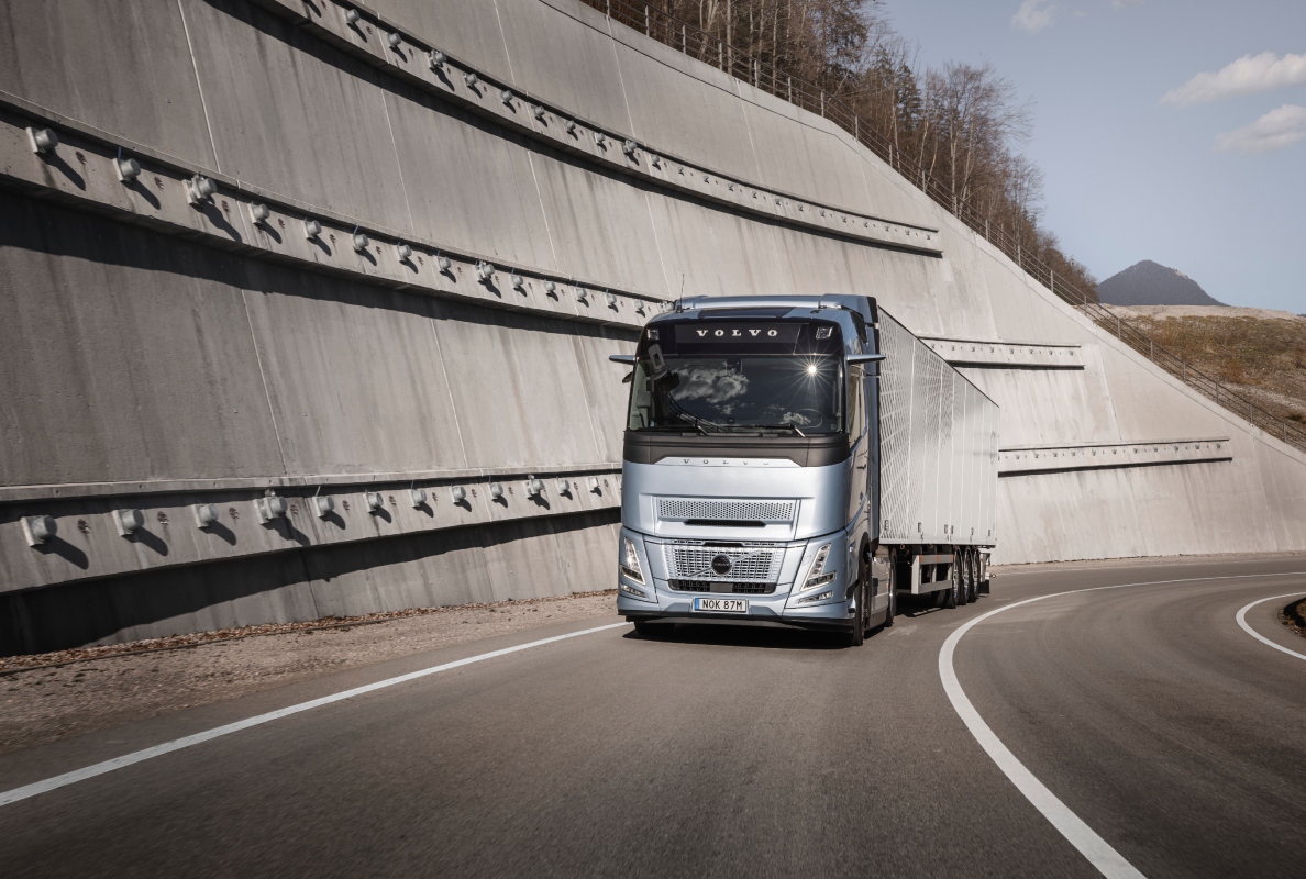 Volvo Trucks' I-Roll with engine stop/start is a new feature to reduce fuel consumption and CO2 emissions