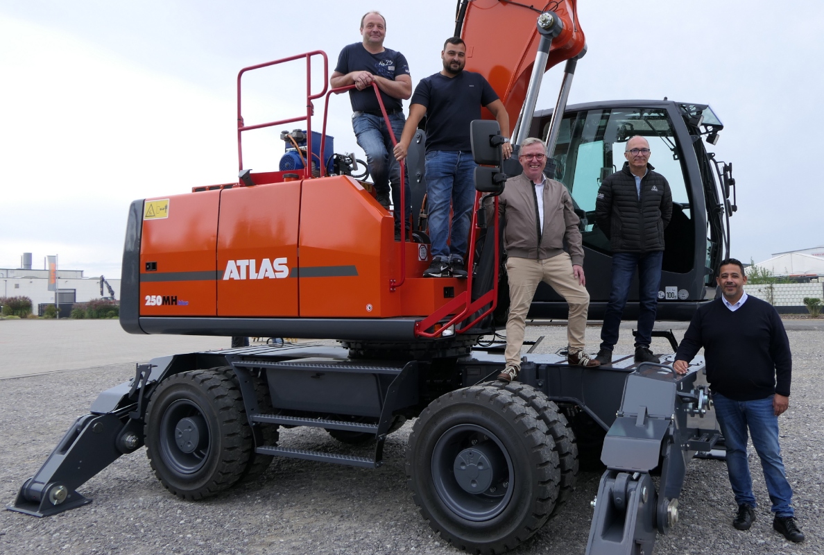 During the handover of the 25 t ATLAS material handling machine: Heiko Staab (AAS GmbH), Nedyalko Ivanov (General Manager AAS GmbH), Jörg Hoffmann (ATLAS Nordhessen), Domenico D‘Elia (Director of Sales Field Service and Dealer Development ATLAS GmbH), Kamal Belmkaddem (Sales Manager MSG Gruppe) v.l.