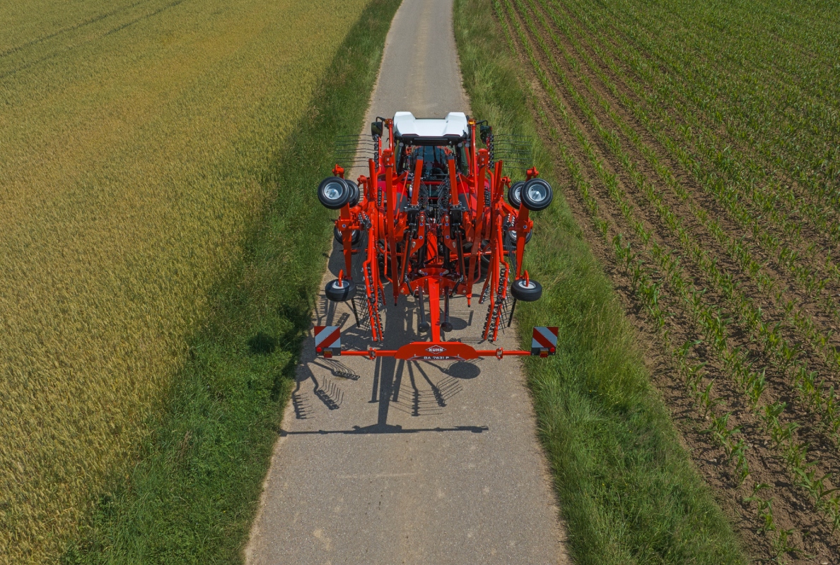 Mounted twin-rotor rake with central delivery GA 7631 P