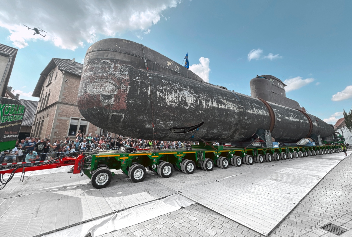 240 wheels roll U17 through the towns: An impressive sight at 350 tons, 48 meters long, and 9 meters high.