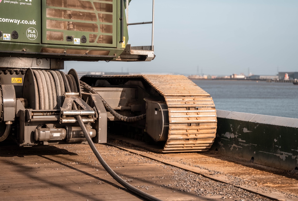 The cable reel ensures a secure power supply and allows unrestricted mobility across the entire unloading pier.