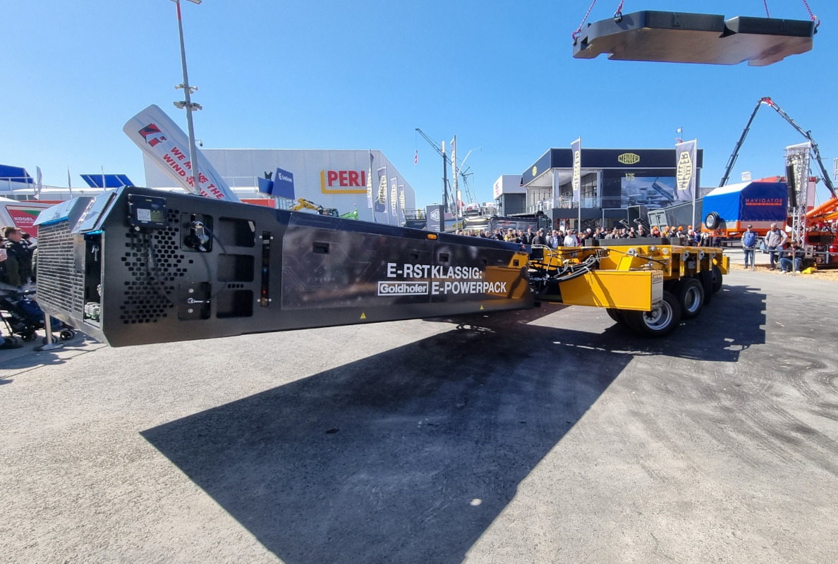 The highlight of BAUMA: Hydraulically adjustable PST/SL-E split Widening with the brand new E-PowerPack from Goldhofer