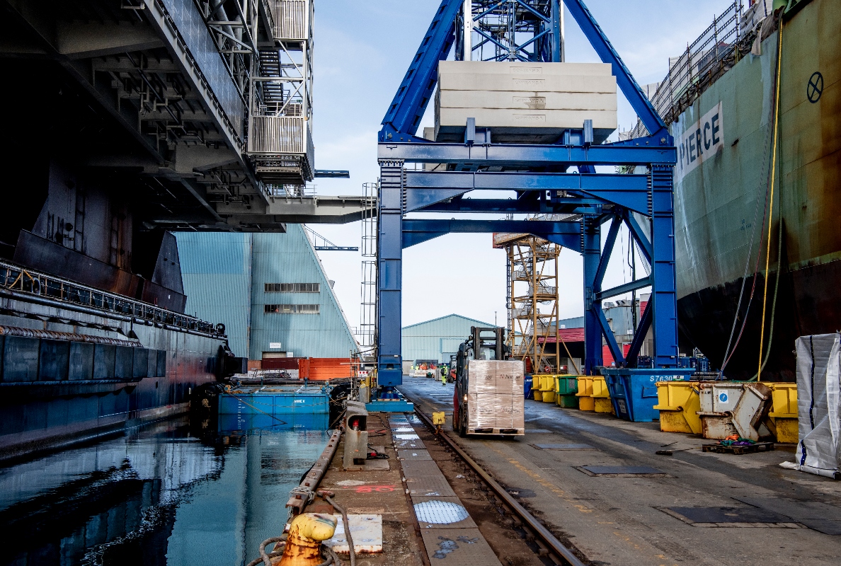Comansa 21LC1050 tower crane in the Aibel yard (Norway). Reinforced portal of 10 metres.