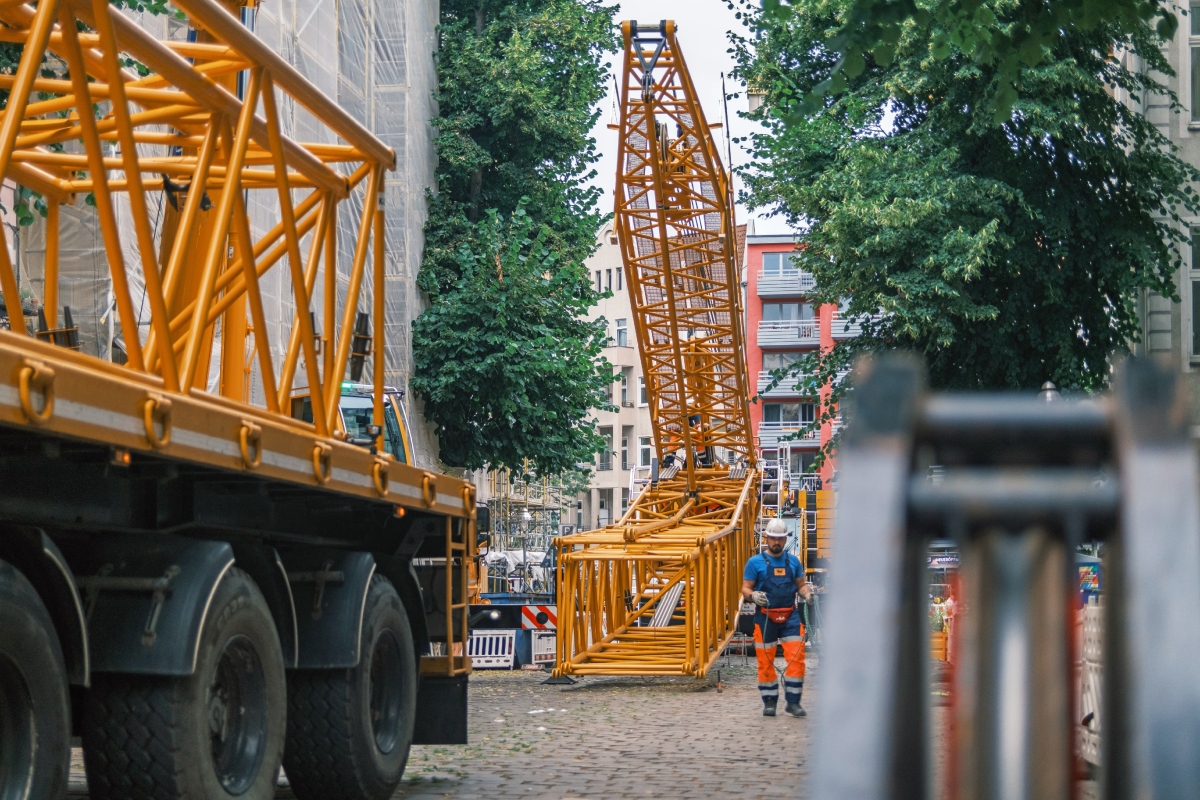 Preparing to lift: the Grove GMK6450-1 was rigged with a 73 m luffing jib and 115 t of counterweight inside an extremely tight urban site.