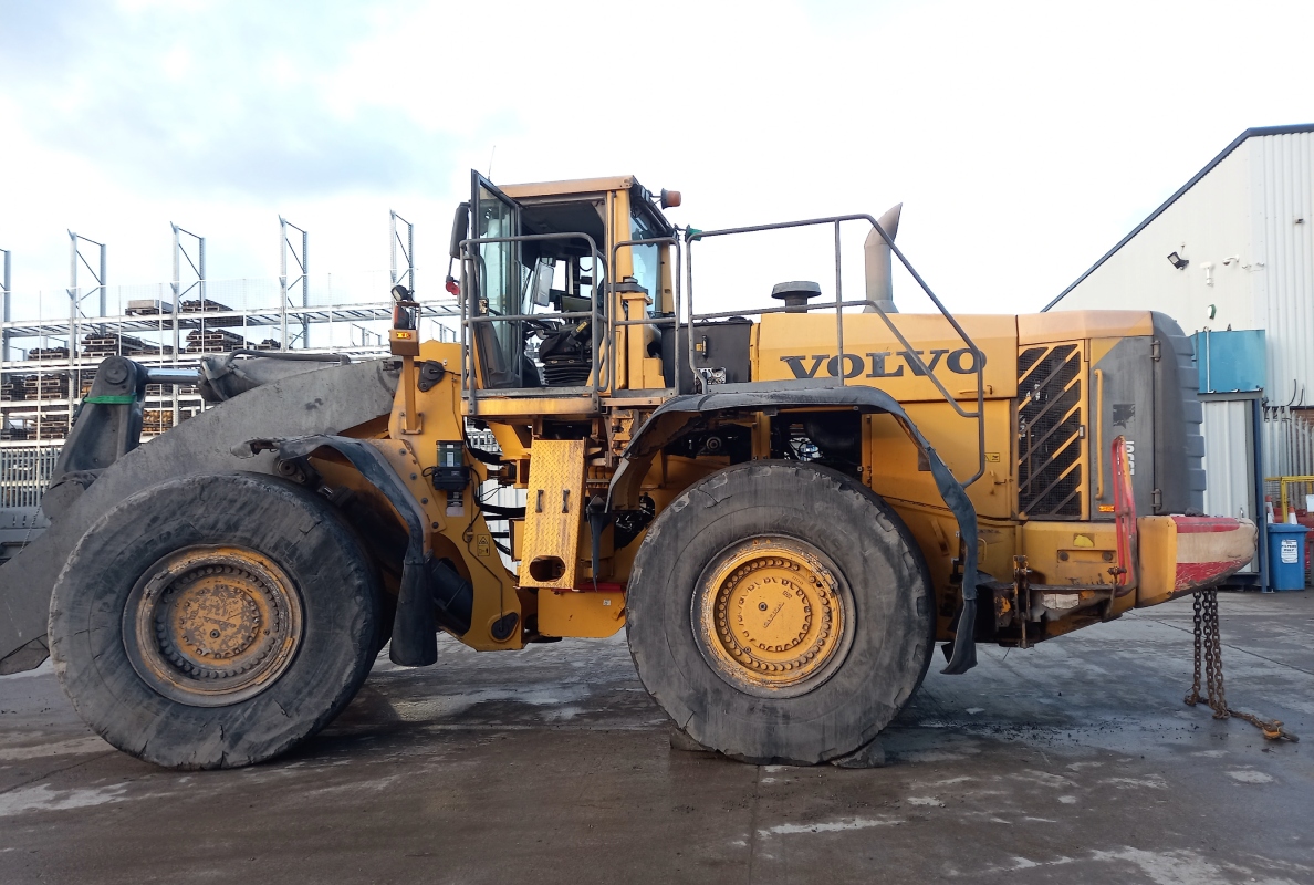 How the Volvo L350F wheeled loader arrived at SMT’s Newcastle depot.