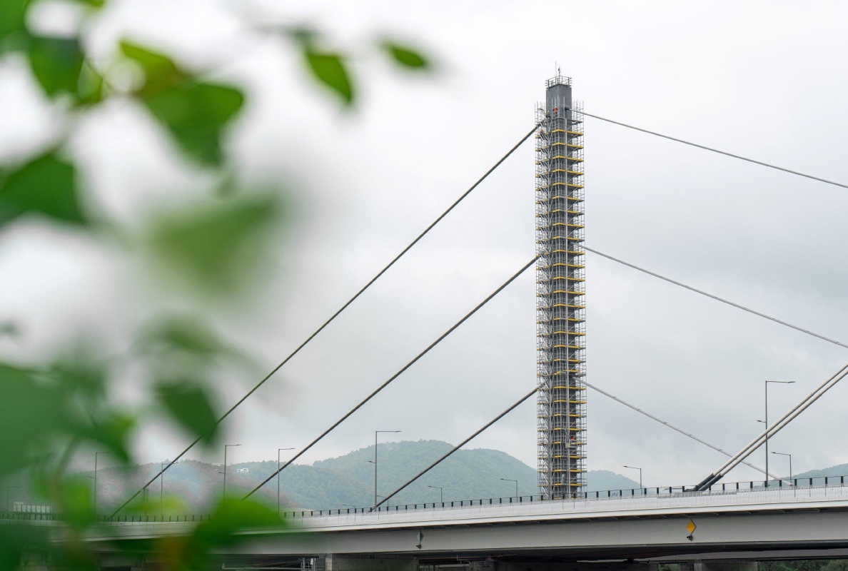 Ringlock was used to scaffold the 65-metre-high pylon of the Voest Bridge in Austria.
