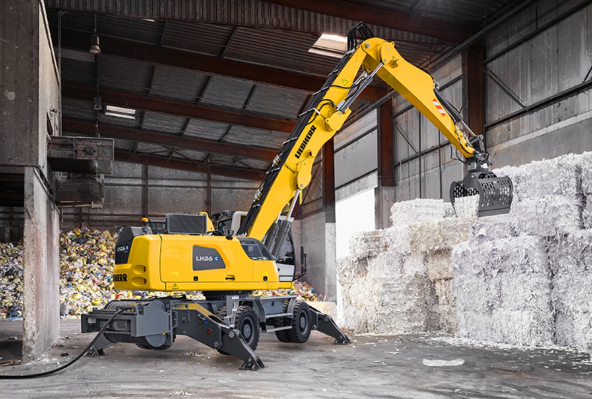 Ideal for use in recycling facilities: Liebherr will present the cable connected Liebherr LH 26 M Industry E electric material handler at Ecomondo 2023.
