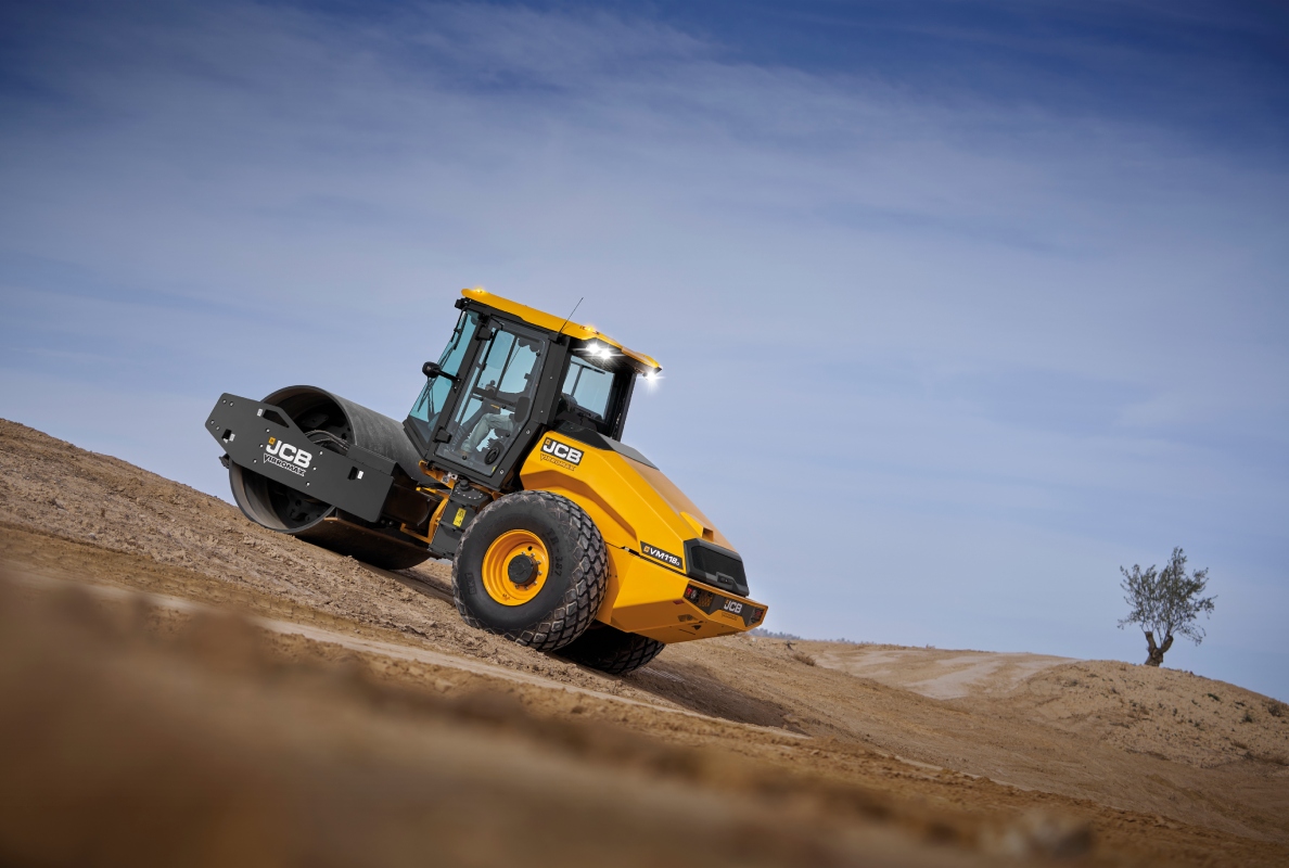 The world's first single-drum roller over 10 t with a 55 kW EU Stage V engine – without diesel exhaust fluid (DEF).