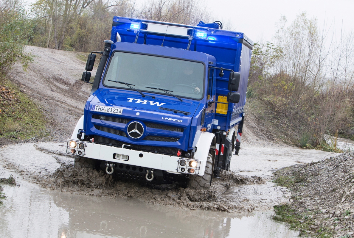Unimog U 5023 for THW for flood protection with Atlas loading crane AT96.2 in use