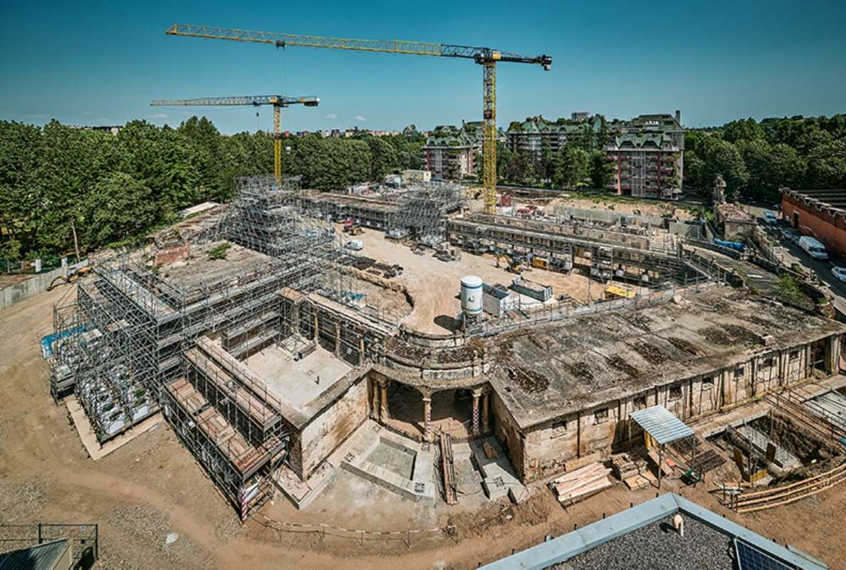 A 125 EC-B 6 and 240 EC-B 12 Fibre from Liebherr are involved in the construction of a sustainable thermal spa in Milan, Italy.