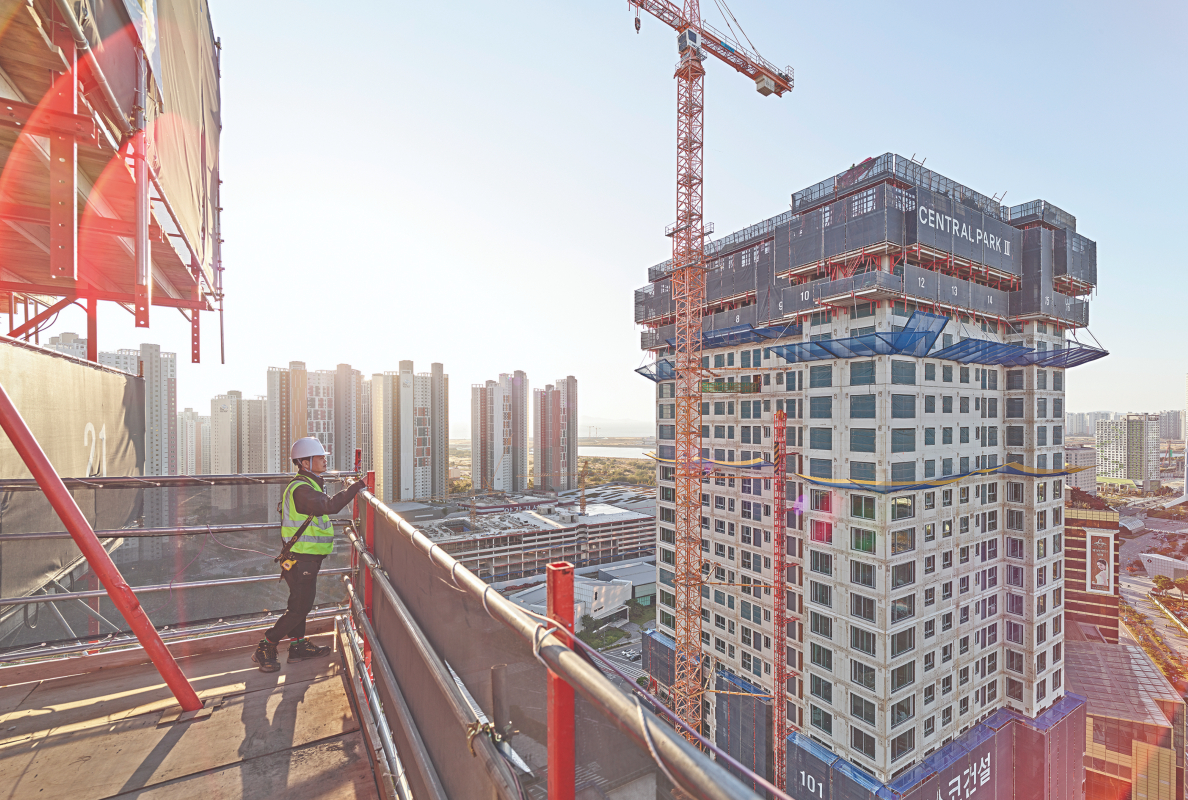 In Incheon, South Korea, just a few kilometers from Seoul, two new luxury residential towers were built using the RCS MAX Rail Climbing System.