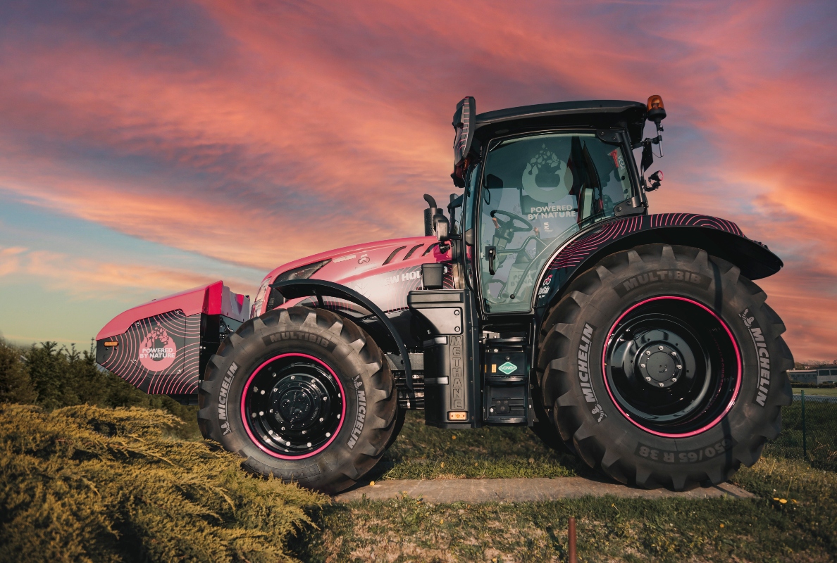 New Holland T6 Methane Power - machine from the side view - 