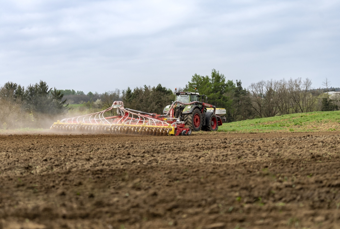 Tillage and application in a single pass: TERRADISC 1001 T, AMICO F
