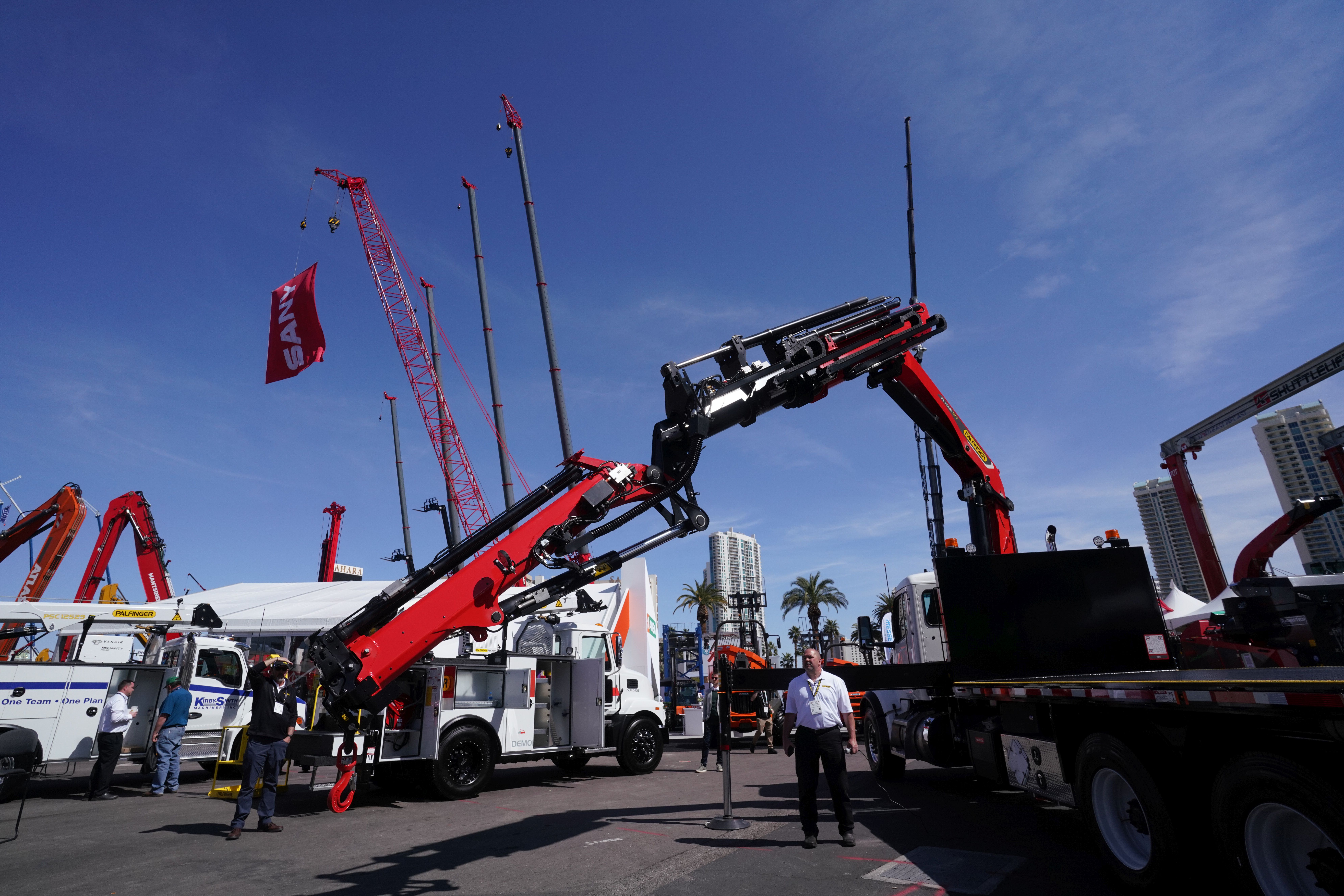 As PALFINGER expands its North American footprint, the world market leader of innovative crane and lifting solutions presents its broad portfolio at CONEXPO.
