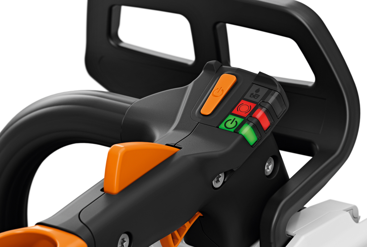 The electronic control cockpit of the STIHL MSA 220 T ensures safety and comfort. The 180° LED display informs the user about the status of the chainsaw and the large and raised unlock button in the thumb rest is easily accessible at all times.