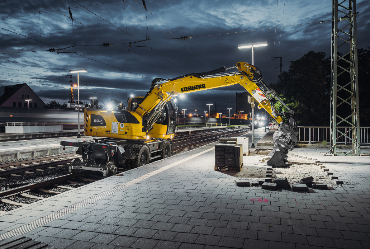 At Bauma 2022 Liebherr shows the A 922 Rail Litronic with hydrostatic drive concept as well as the new, fully hydraulic quick coupling system LIKUFIX® 33-9.