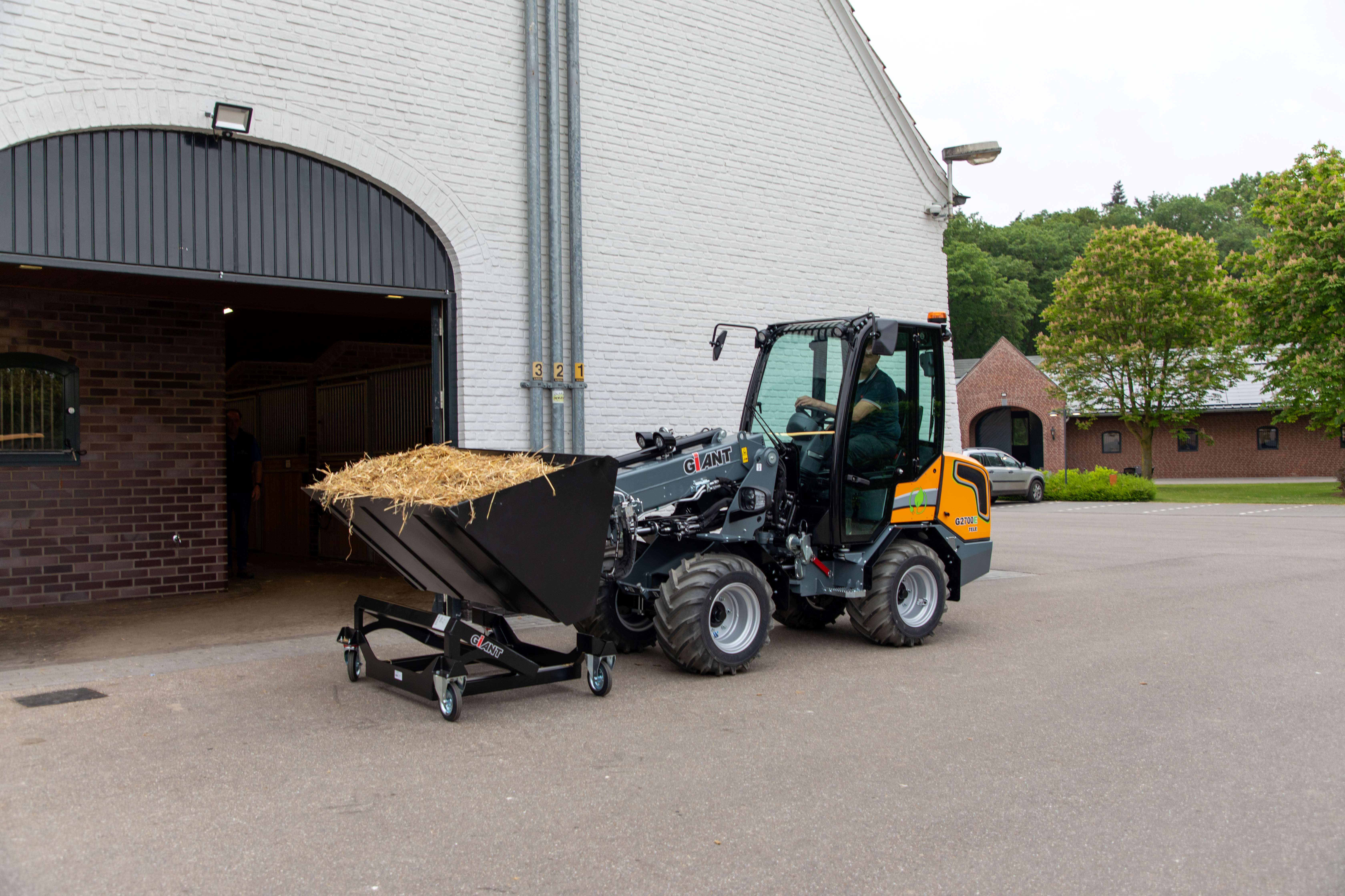 G2700E TELE with volume bucket on trolley