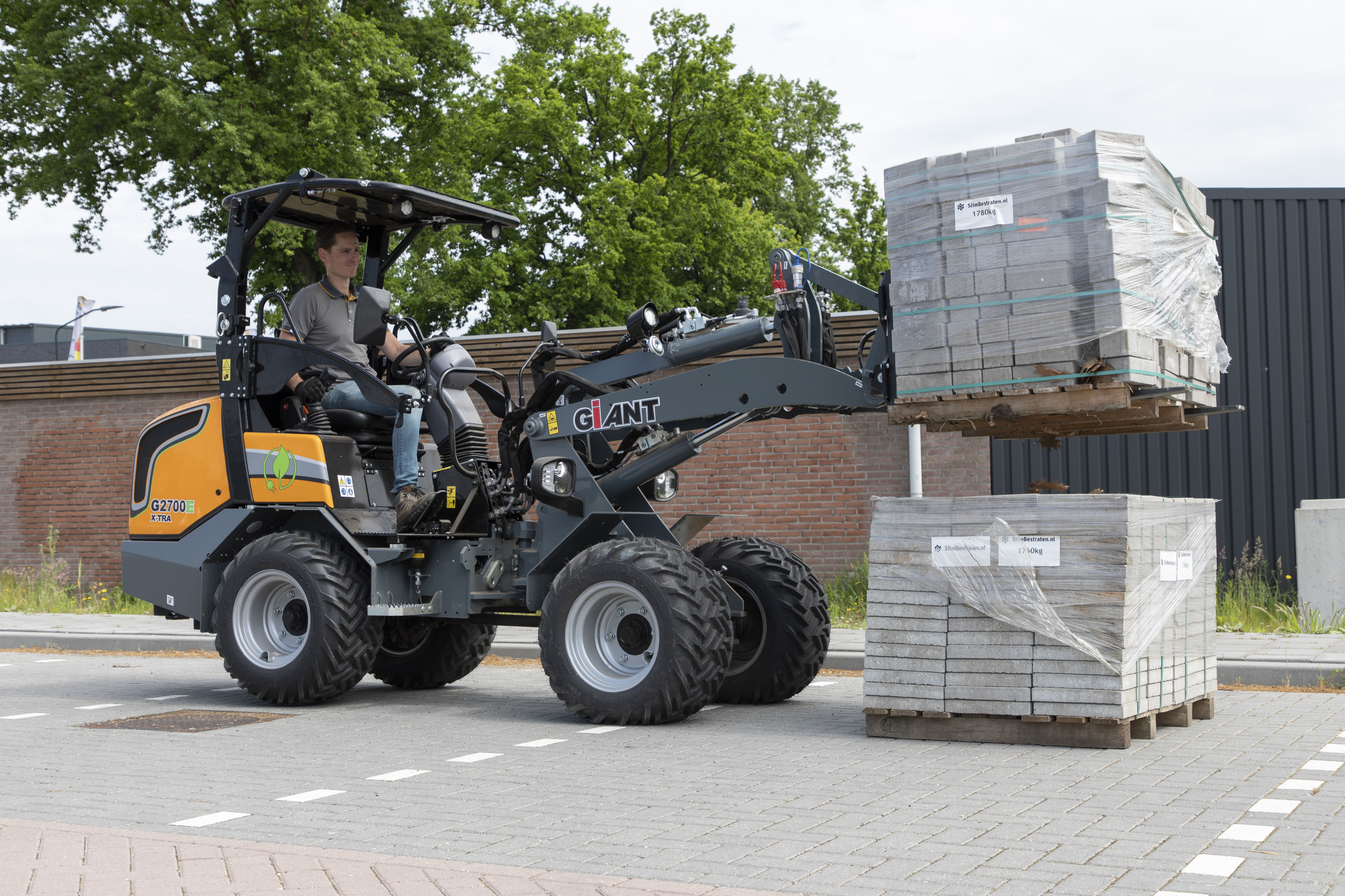 G2700E X-TRA with pallet fork