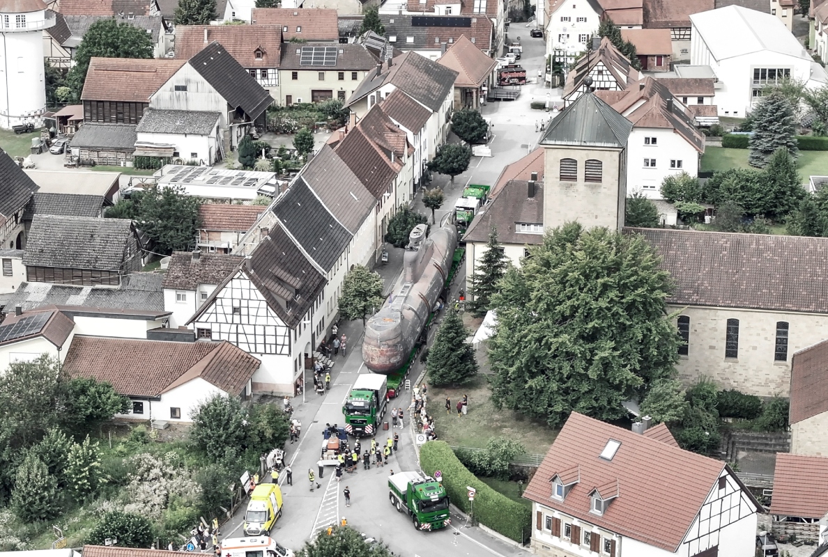 Under adverse conditions: U17 navigates narrow passages and tight streets of multiple towns.