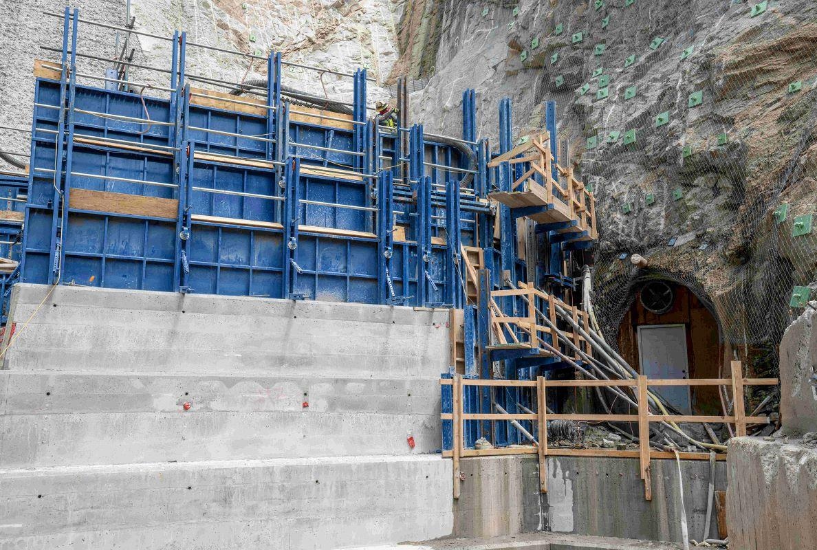 Doka custom formwork for roller compacted concrete.