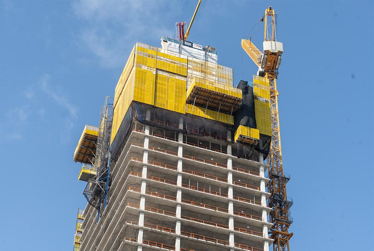 By crafting tailor-made solutions like a 21-metres Table Lifting System, Doka caters to customers’ specific needs and boosts the efficient construction of the second highest building in Detroit.