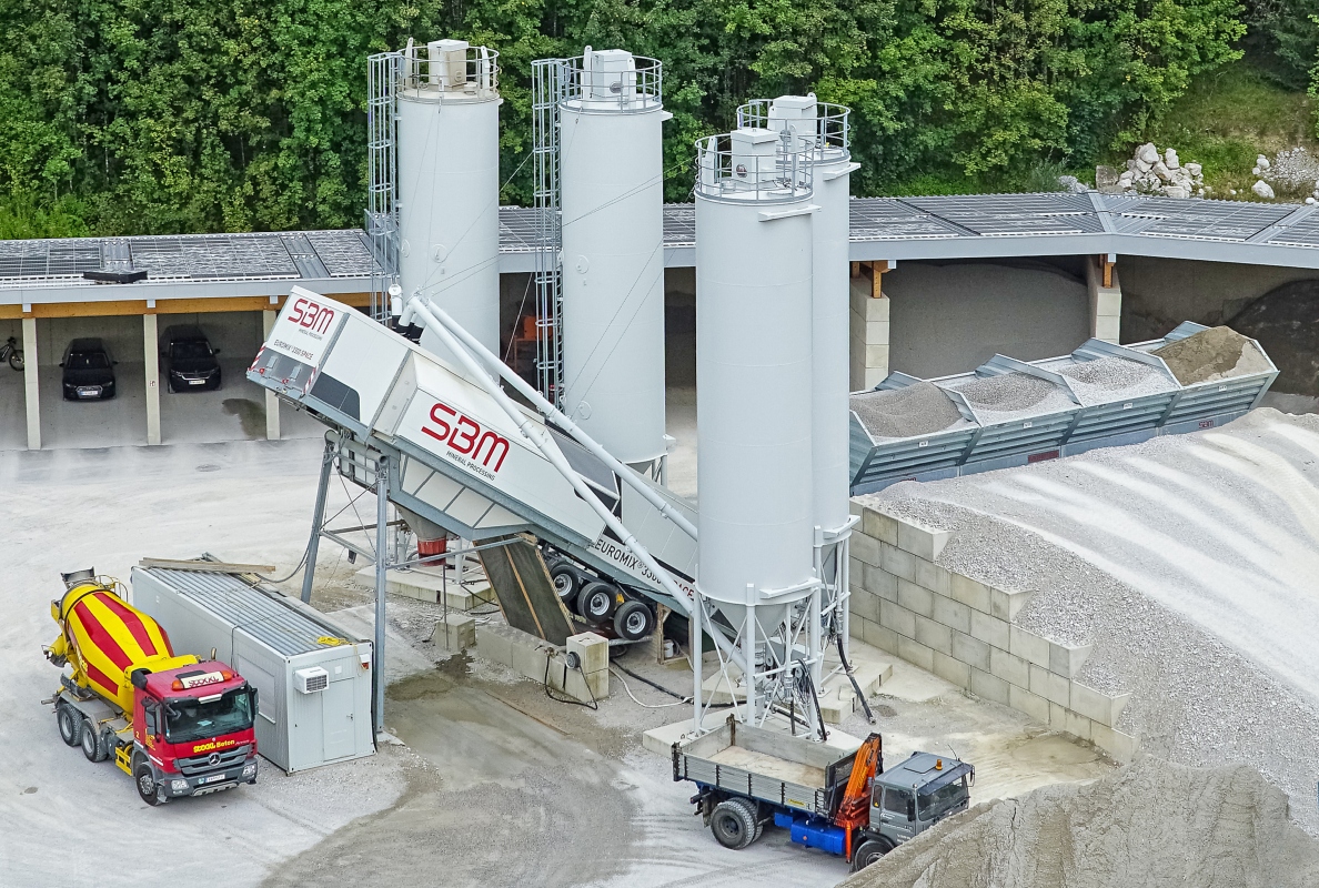 Thanks to high-quality design and flexible installation, SBM EUROMIX mixing plants – shown here: EUROMIX 3300 SPACE – are also suitable as additions to, or replacements for, stationary concrete plants.