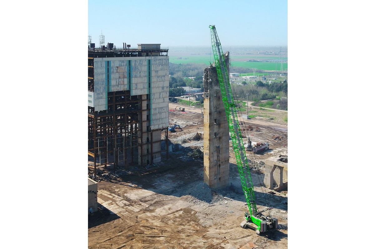 For the demolition of the thermoelectric power plant in Porto Tolle, Ferraro is using the SENNEBOGEN 6300 HD, the only duty cycle crane in demolition that can still operate a wrecking ball weighing up to 10 t at a height of 75 m.
