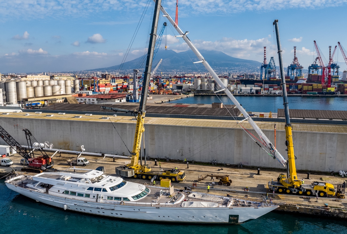 Palumbo Heavy Lift used its Grove GMK5250XL-1 and GMK7450 all-terrain cranes to dismantle superyacht masts in Naples.