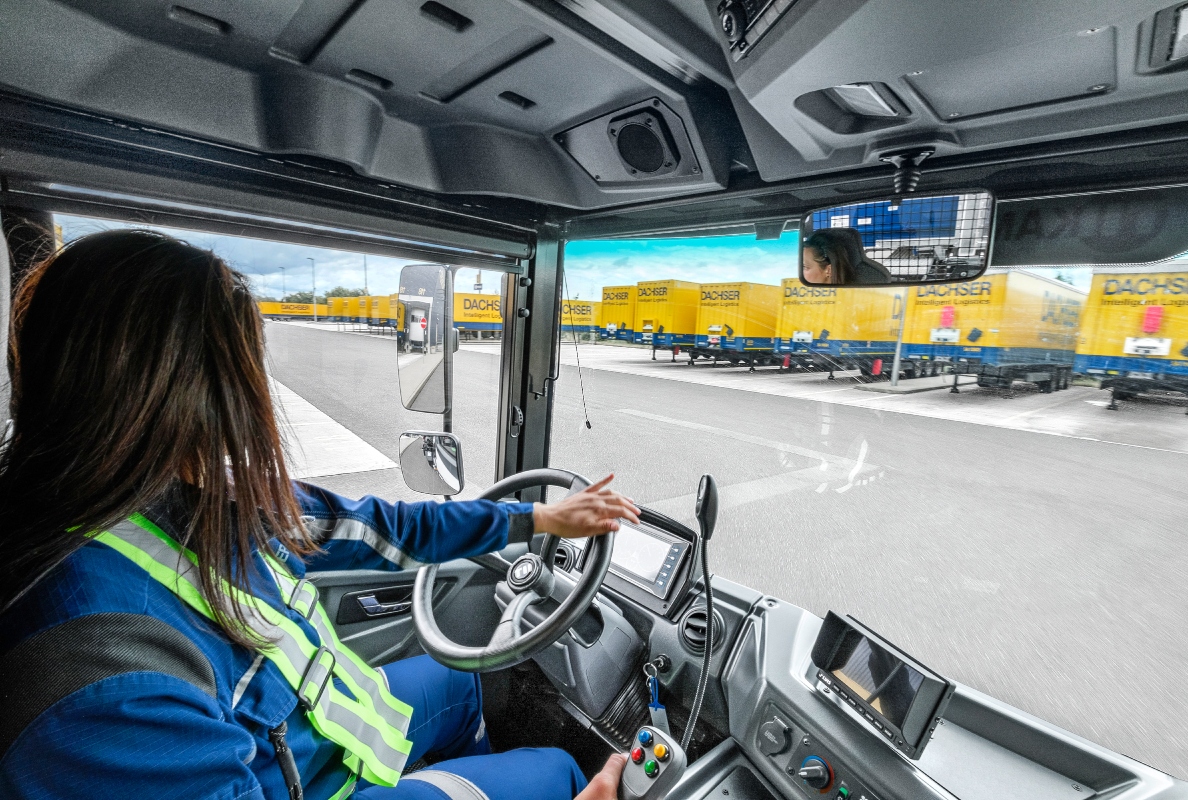 Optimal all-round visibility along with a clearly laid out cockpit ensure smooth operations in the KAMAG PM.