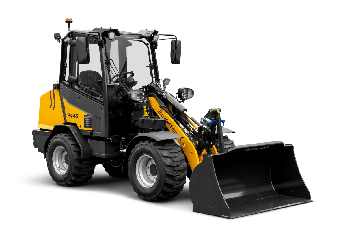 Tried-and-tested technology with a new driver’s cab and a fresh design: the Schäffer 2445-2 is the compact all-rounder for landscaping and construction.