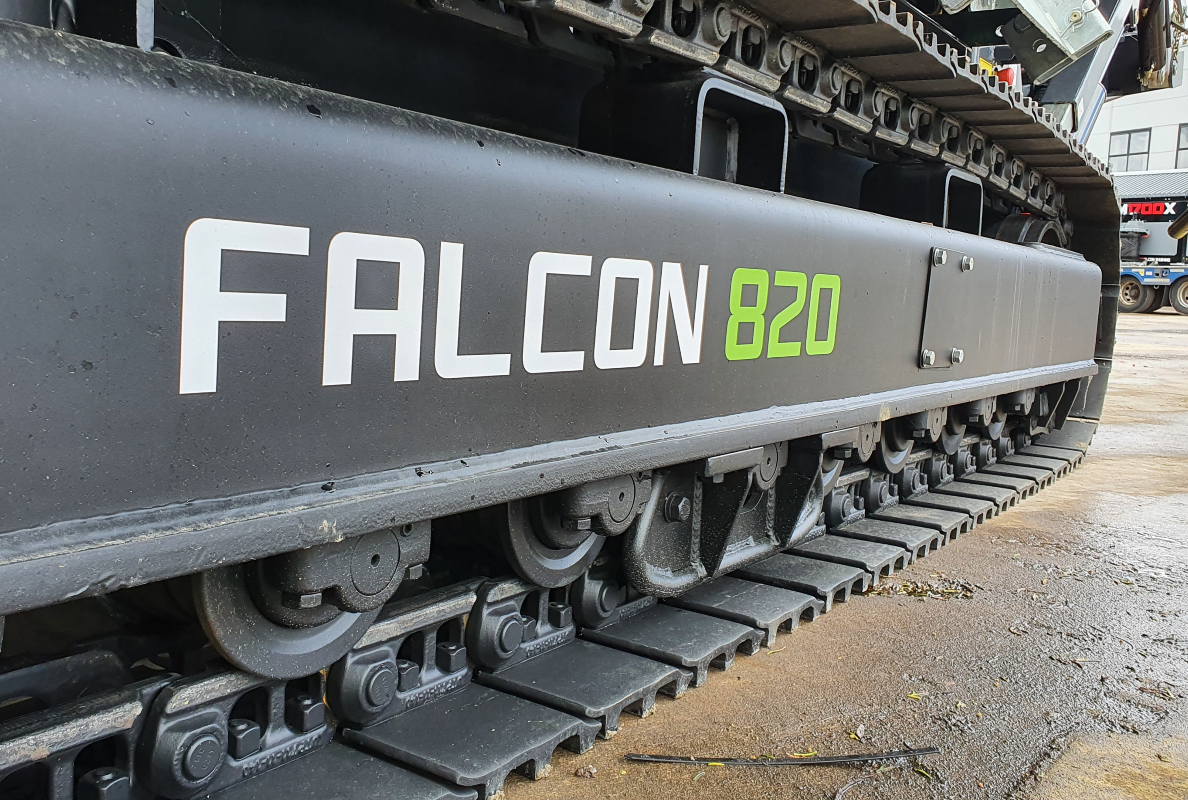Falcon 820