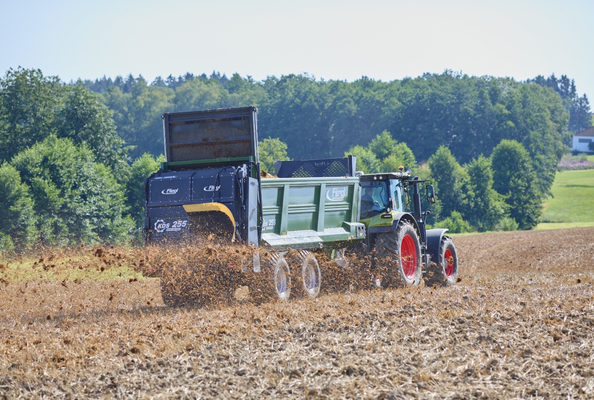 Fliegl expands its portfolio with the new chain manure spreader KDS 255 MUCK CONTROL